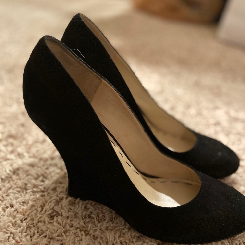 Suede black pumps!